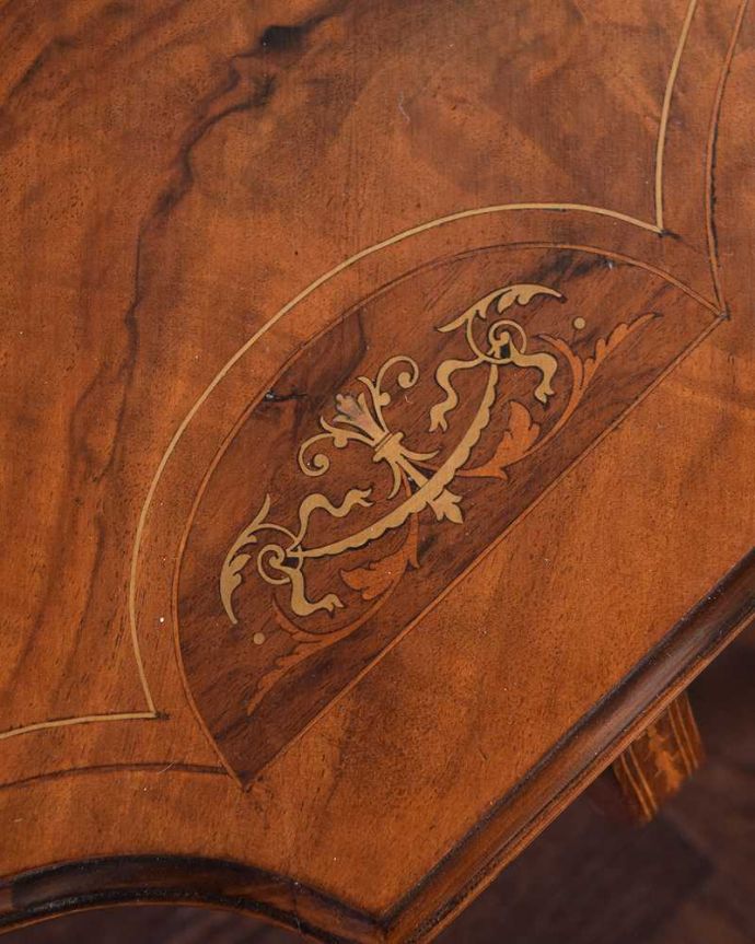 アンティーク家具 天板と装飾が特別美しい英国アンティークのオケージョナルテーブル (キャスター付き)。天板を近づいてみると…アンティークだから手に入れることが出来る天板に使われている銘木の美しさにうっとりです。(k-2326-f)