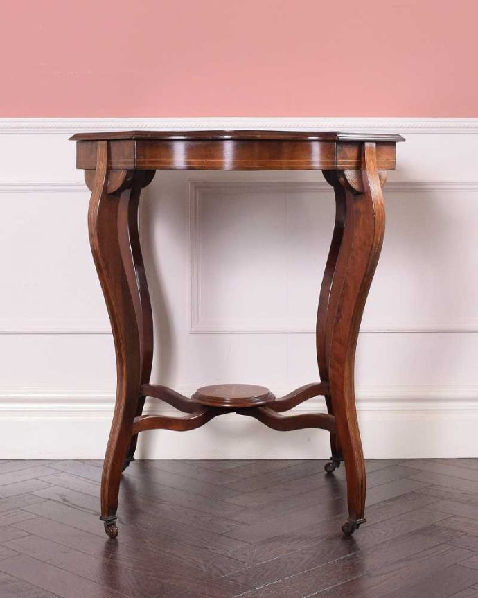 アンティーク家具 天板と装飾が特別美しい英国アンティークのオケージョナルテーブル (キャスター付き)。クルッと回転。(k-2326-f)