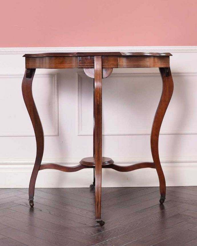 アンティーク家具 天板と装飾が特別美しい英国アンティークのオケージョナルテーブル (キャスター付き)。こちら側も、もちろんキレイです!アンティークは新品ではないので、もちろん経年変化によるキズはありますが、専門の職人がキレイにお直しをしているので、どの角度から見てもキレイです。(k-2326-f)