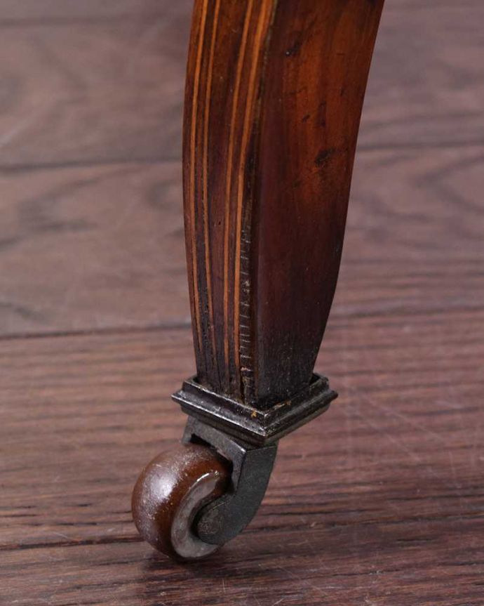 アンティーク家具 天板と装飾が特別美しい英国アンティークのオケージョナルテーブル (キャスター付き)。脚先には、キャスターアンティークは、今のプラスチックと違って質感がいいので動きは悪いですが、ちゃんと動きます。(k-2326-f)