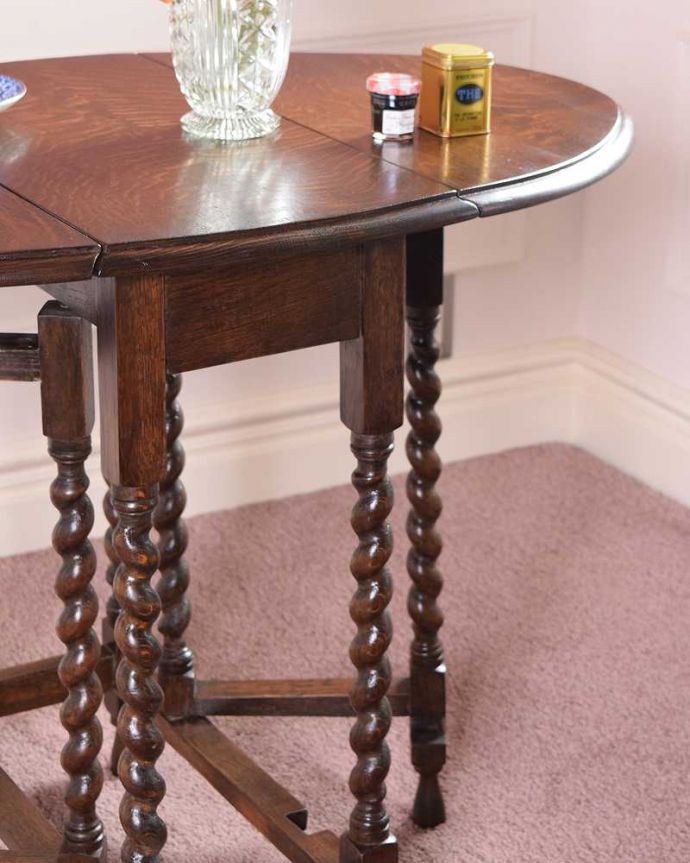 アンティークのテーブル　アンティーク家具　英国らしいアンティーク家具、スモールサイズの伸張式のゲートレッグテーブル。自慢はやっぱりゲート（門）のような脚まるでゲート（門）が開くような脚の形から名前が付けられたゲートレッグテーブル。(k-2328-f)