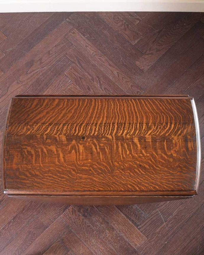 アンティークのテーブル　アンティーク家具　英国らしいアンティーク家具、スモールサイズの伸張式のゲートレッグテーブル。畳むとこんなにスリムなサイズリーフを閉じた状態のテーブルを上から見るとこんな感じ。(k-2328-f)