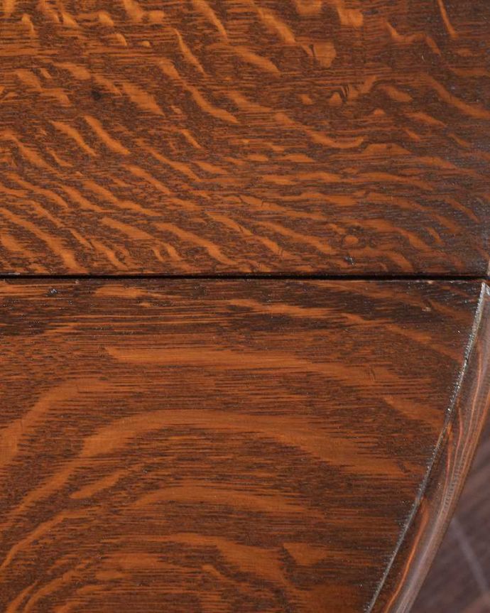 アンティークのテーブル　アンティーク家具　英国らしいアンティーク家具、スモールサイズの伸張式のゲートレッグテーブル。近づいて見てみると･･･時間と手間暇を掛けて職人が丁寧にお直しした天板は、木目も美しいんです。(k-2328-f)