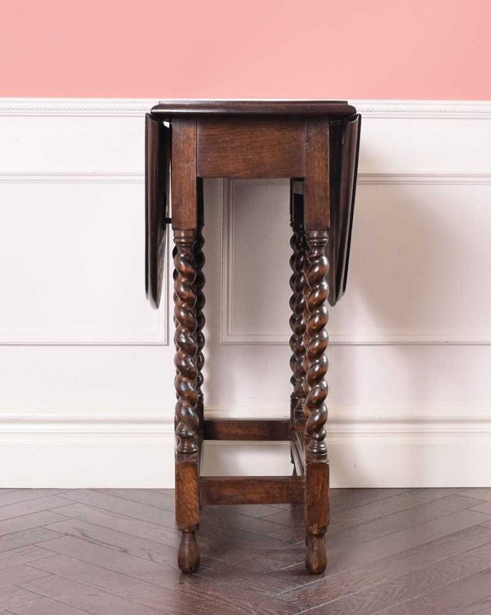 アンティークのテーブル　アンティーク家具　英国らしいアンティーク家具、スモールサイズの伸張式のゲートレッグテーブル。意外にコンパクト昔、使わないとき壁にピタッと付けて収納出来るように作られたテーブル。(k-2328-f)