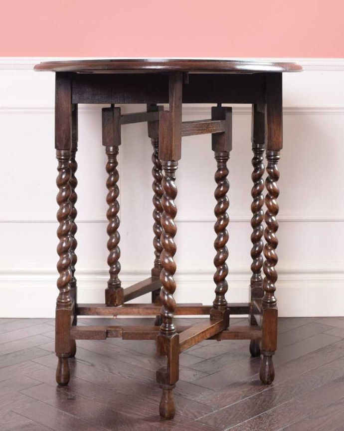 アンティークのテーブル　アンティーク家具　英国らしいアンティーク家具、スモールサイズの伸張式のゲートレッグテーブル。クルッと回転。(k-2328-f)