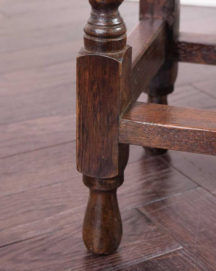 アンティークのテーブル　アンティーク家具　英国らしいアンティーク家具、スモールサイズの伸張式のゲートレッグテーブル。持ち上げなくても移動できます！Handleのアンティークは、脚の裏にフェルトキーパーをお付けしていますので、持ち上げなくても床を滑らせて移動させることが出来ます。(k-2328-f)