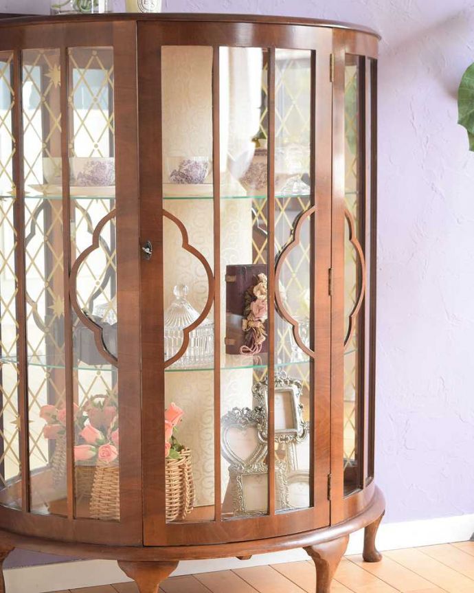 アンティークのキャビネット　アンティーク家具　英国の上品なアンティーク家具、輝きの美しいミラーバックキャビネット。ガラス越しに中をのぞいてみると･･･光りが入るとミラーに反射してキラッと輝くから、中に入れたものにまるでスポットライトが当たっているように見えちゃうんです。(k-2329-f)