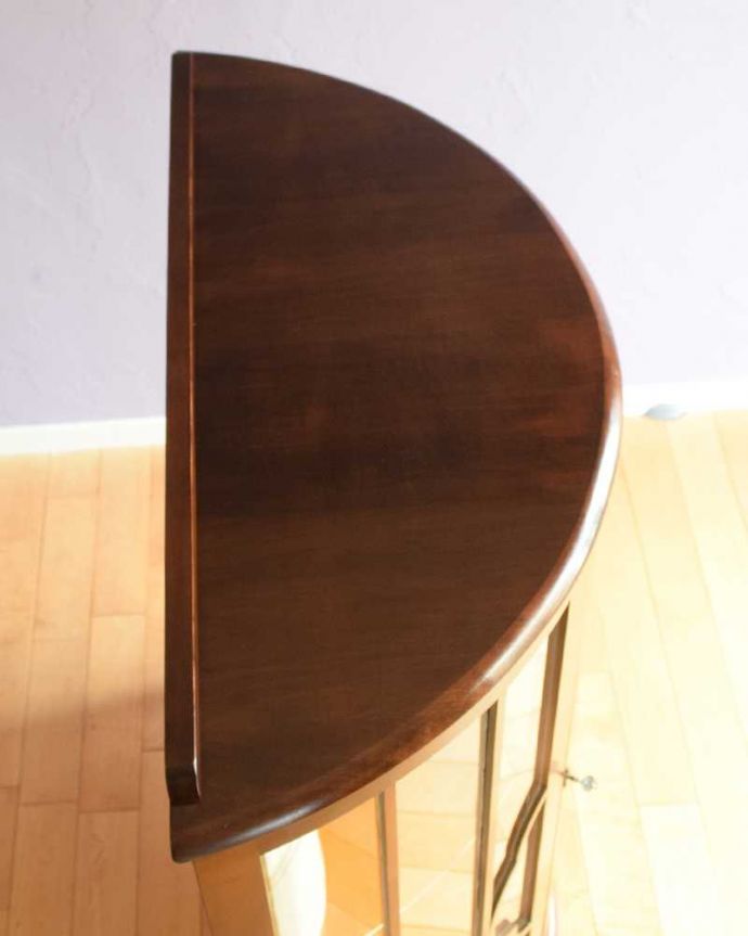 アンティークのキャビネット　アンティーク家具　英国の上品なアンティーク家具、輝きの美しいミラーバックキャビネット。上から見るとよく分かるキャビネットの形全体の形はこんな感じです。(k-2329-f)