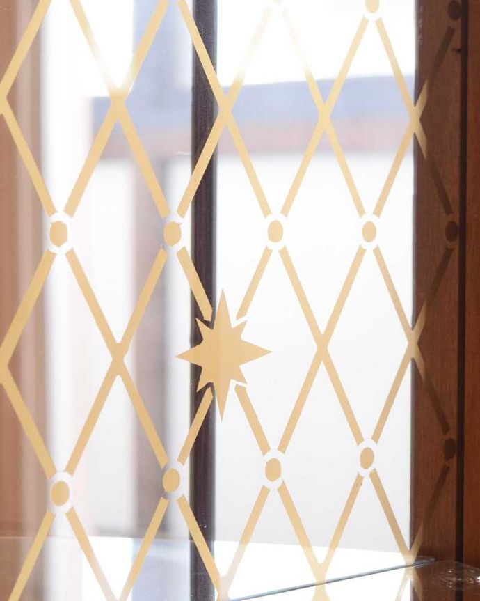 アンティークのキャビネット　アンティーク家具　英国の上品なアンティーク家具、輝きの美しいミラーバックキャビネット。ミラーにも模様がついています背板のミラーにも美しい模様が入っているのでお部屋を華やかにしてくれます。(k-2329-f)