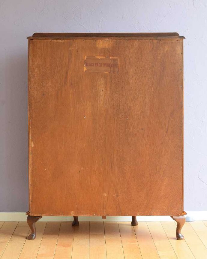 アンティークのキャビネット　アンティーク家具　英国の上品なアンティーク家具、輝きの美しいミラーバックキャビネット。もちろん背中を見てもキレイですアンティークは新品ではないので経年変化によるキズはありますが、専門の職人がキレイにお直ししたので、背中もキレイです。(k-2329-f)