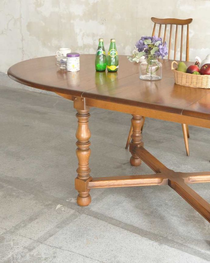 アーコールの家具　アンティーク家具　アンティークの英国家具、脚の彫りが豪華なエクステンションテーブル（伸張式）。英国アンティークらしい優雅な佇まいにうっとりアンティークらしい上品な木目とデザインの美しさ。(k-2331-f)