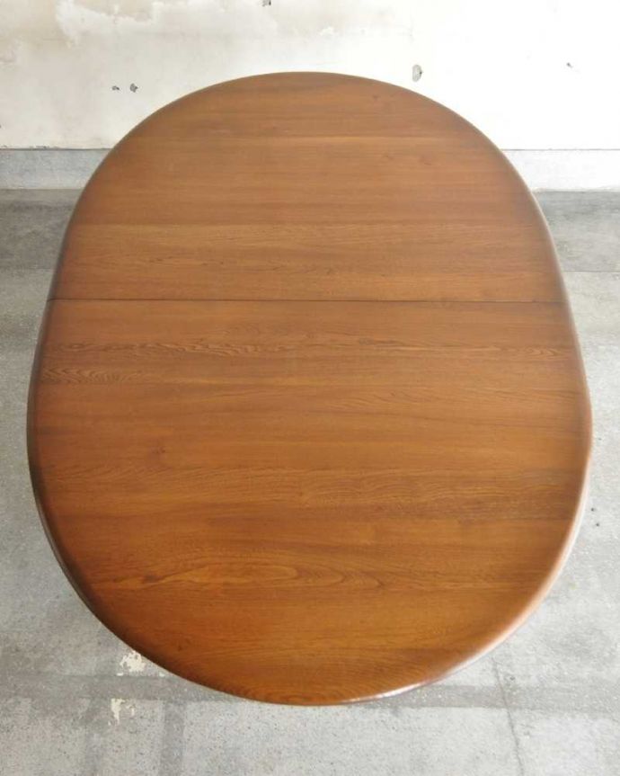 アーコールの家具　アンティーク家具　アンティークの英国家具、脚の彫りが豪華なエクステンションテーブル（伸張式）。上から見るとこんな形天板を足す前はこんな形です。(k-2331-f)