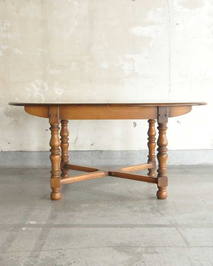 アーコールの家具　アンティーク家具　アンティークの英国家具、脚の彫りが豪華なエクステンションテーブル（伸張式）。横から見てもステキ真横から見てみるとこんな感じ。(k-2331-f)