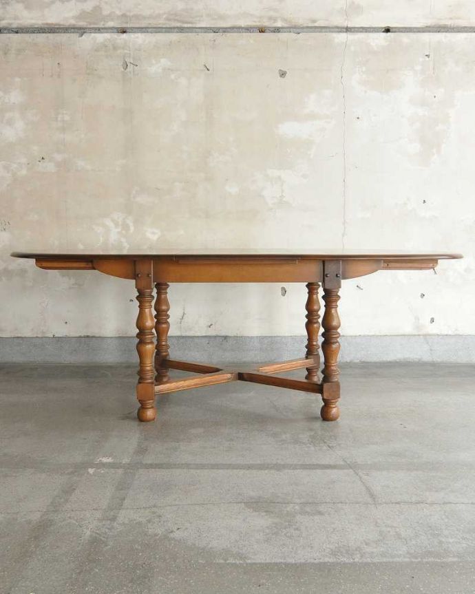 アーコールの家具　アンティーク家具　アンティークの英国家具、脚の彫りが豪華なエクステンションテーブル（伸張式）。天板を大きくした状態でも使えます家族が増えた時やみんなが集まった時、大きなサイズにすれば便利に使えます。(k-2331-f)