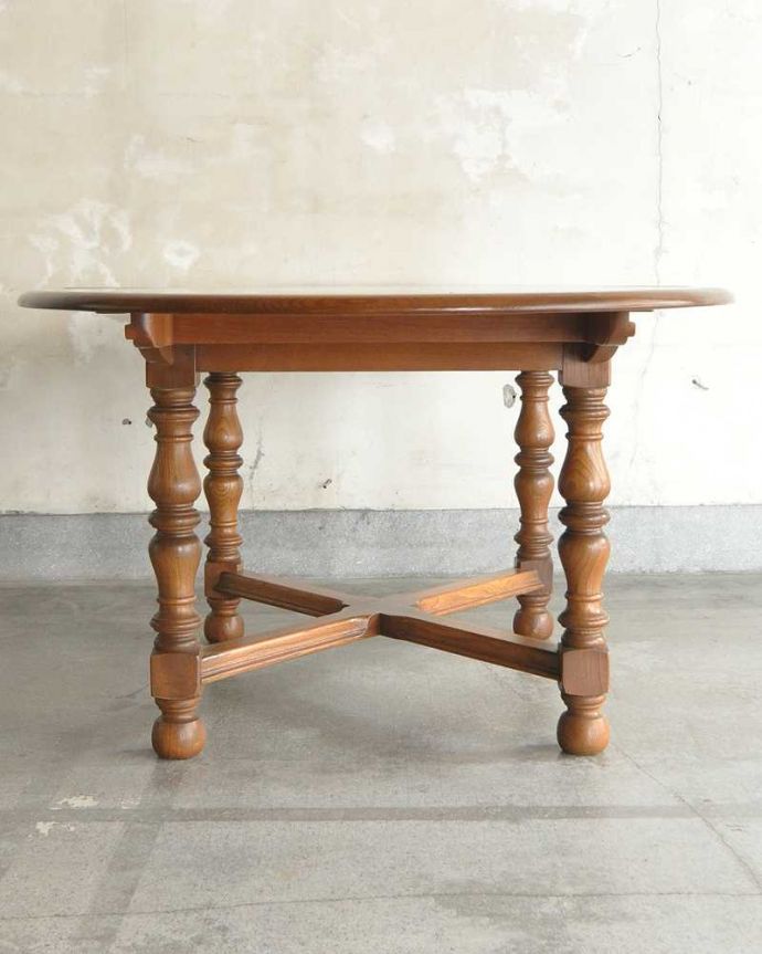 アーコールの家具　アンティーク家具　アンティークの英国家具、脚の彫りが豪華なエクステンションテーブル（伸張式）。こちら側から見てみると･･･アンティークは新品ではないので経年変化によるキズはありますが、専門の職人がしっかり修復しました。(k-2331-f)