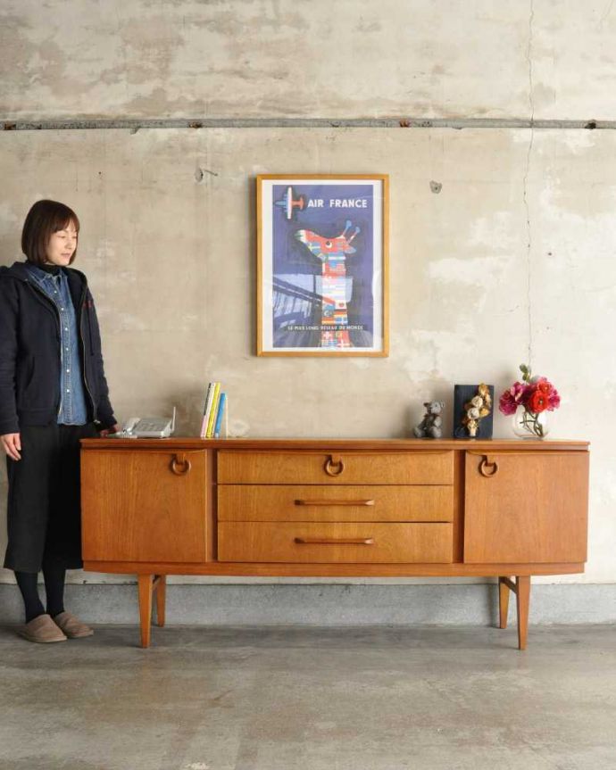 アンティークのキャビネット　アンティーク家具　北欧デザインのビンテージ家具、イギリスで見つけたお洒落なサイドボード。人気のヒミツは北欧スタイルのデザインやっぱりスッキリとカッコイイ北欧デザインが人気のサイドボード。(k-2332-f)