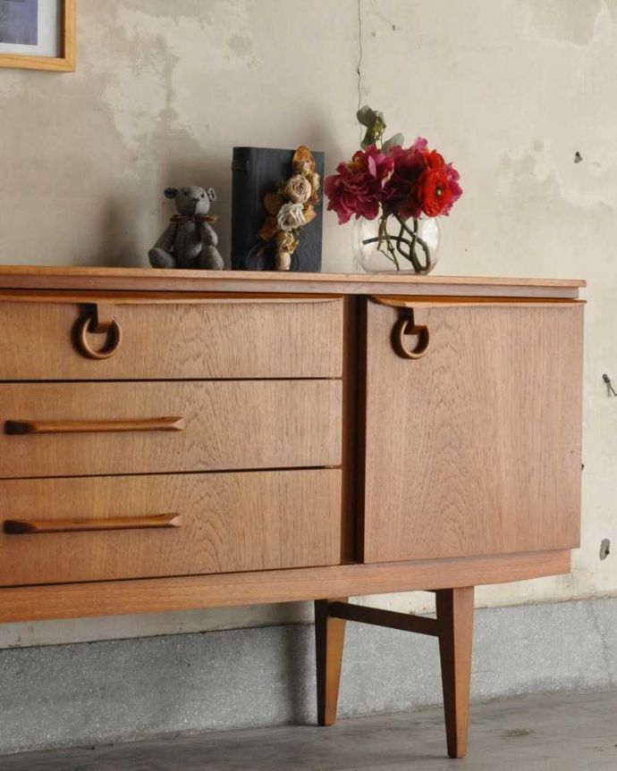 アンティークのキャビネット　アンティーク家具　北欧デザインのビンテージ家具、イギリスで見つけたお洒落なサイドボード。ヴィンテージ家具らしいあたたかさ。(k-2332-f)