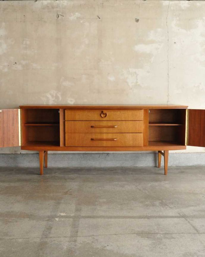 アンティークのキャビネット　アンティーク家具　北欧デザインのビンテージ家具、イギリスで見つけたお洒落なサイドボード。扉の奥はたっぷり収納扉を開けると、中にはたっぷりの収納。(k-2332-f)