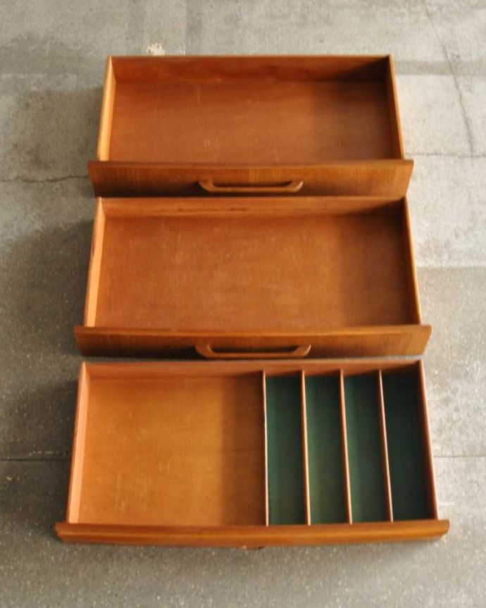 アンティークのキャビネット　アンティーク家具　北欧デザインのビンテージ家具、イギリスで見つけたお洒落なサイドボード。キレイにお直ししました引き出しの中も修復の際、専門の職人がキレイにしました。(k-2332-f)