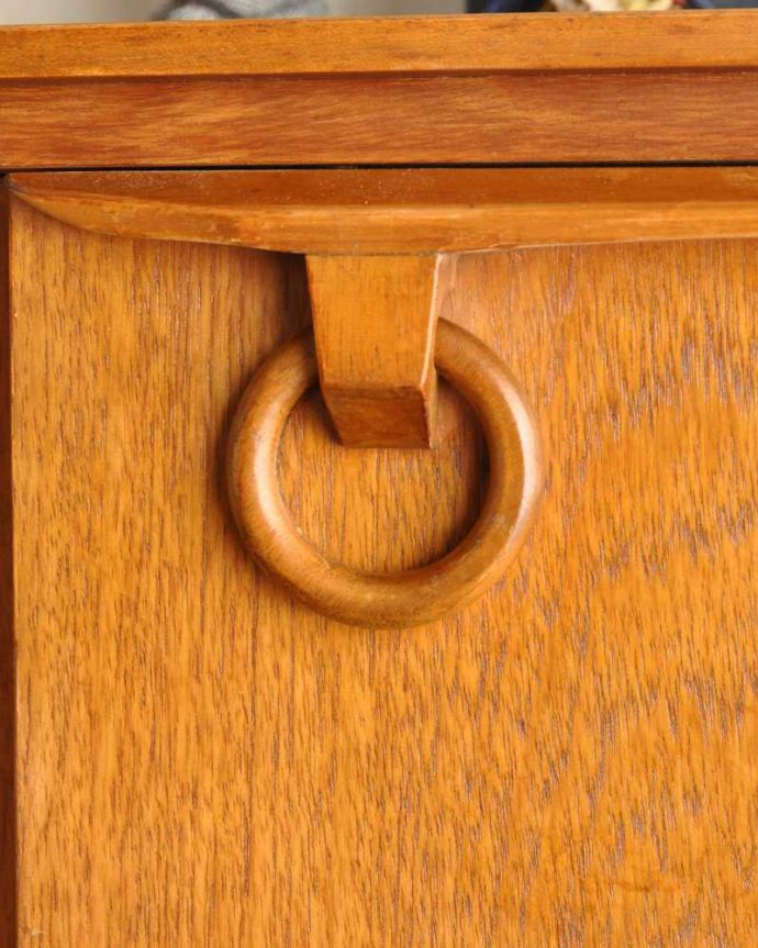 アンティークのキャビネット　アンティーク家具　北欧デザインのビンテージ家具、イギリスで見つけたお洒落なサイドボード。扉の木目があたたかさを演出クールなデザインなのに、なんだかほっとするあたたかさ。(k-2332-f)