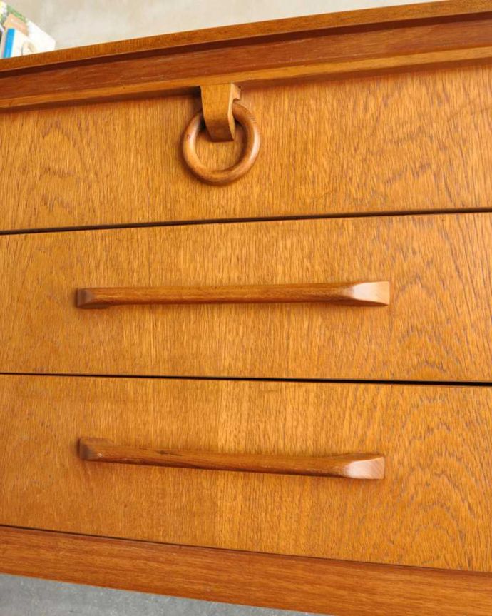 アンティークのキャビネット　アンティーク家具　北欧デザインのビンテージ家具、イギリスで見つけたお洒落なサイドボード。デザインの一部になっている取っ手取っ手のデザインもシンプルかつ機能的に。(k-2332-f)