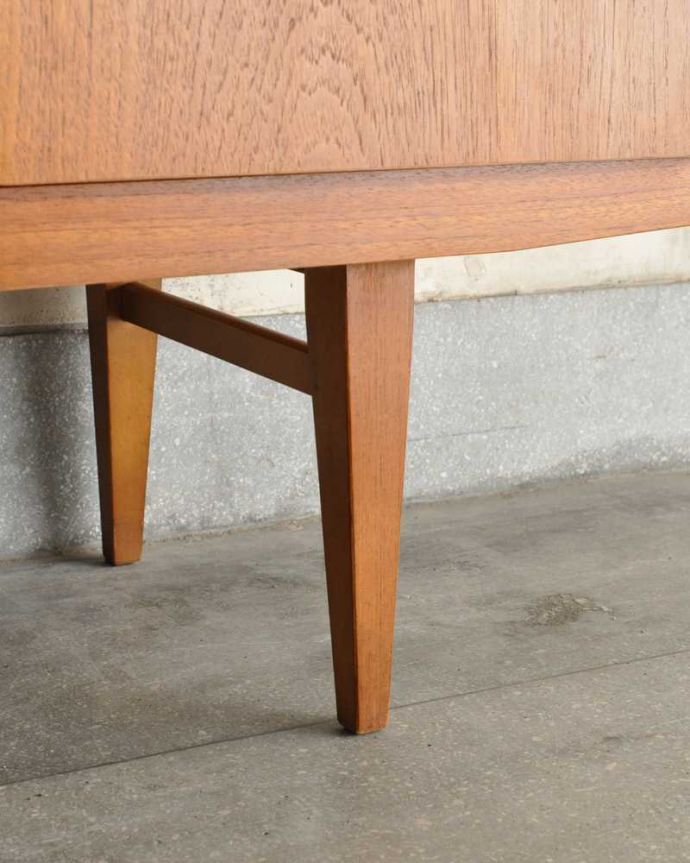 アンティークのキャビネット　アンティーク家具　北欧デザインのビンテージ家具、イギリスで見つけたお洒落なサイドボード。スッキリとした脚の裏には…Handleの家具の脚裏にはフェルトキーパーをお付けしています。(k-2332-f)