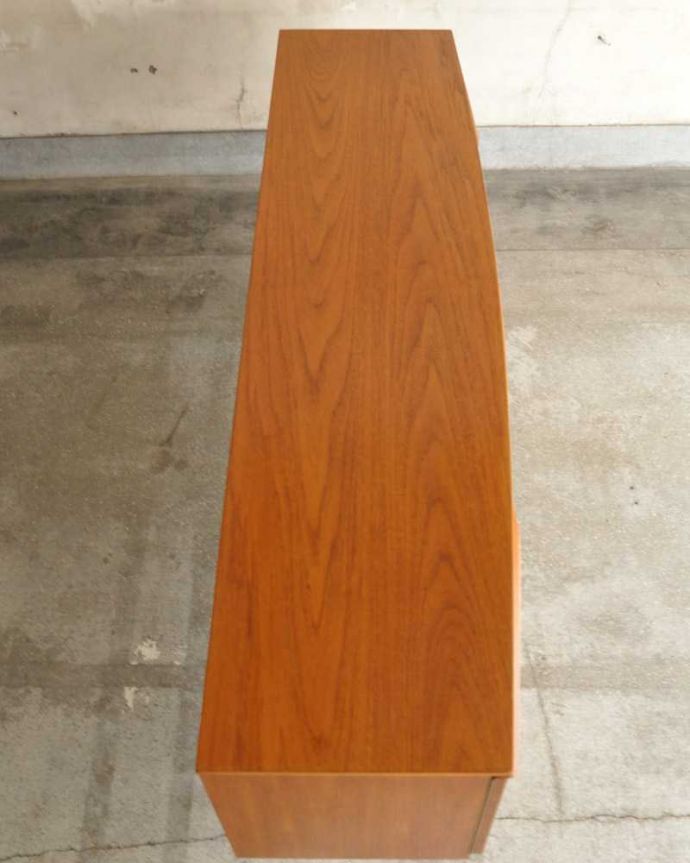 アンティークのキャビネット　アンティーク家具　北欧デザインのビンテージ家具、イギリスで見つけたお洒落なサイドボード。天板の塗装もキレイに仕上げましたヴィンテージの家具は修復方法が様々。(k-2332-f)