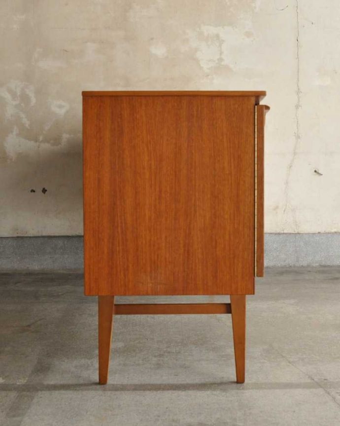 アンティークのキャビネット　アンティーク家具　北欧デザインのビンテージ家具、イギリスで見つけたお洒落なサイドボード。横から見てもスッキリどこから見てもスッキリとしてステキなヴィンテージ。(k-2332-f)