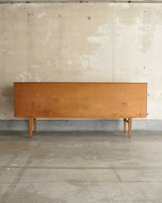 アンティークのキャビネット　アンティーク家具　北欧デザインのビンテージ家具、イギリスで見つけたお洒落なサイドボード。もちろん後ろ姿もキレイですビンテージは新品ではないので、もちろん経年変化によるキズはあります。(k-2332-f)