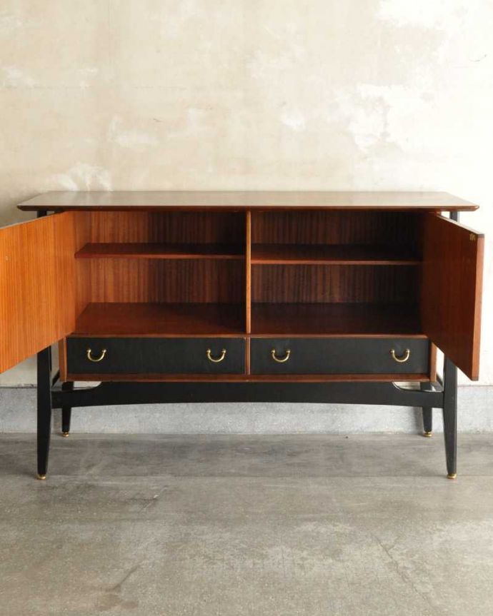 G-PLAN(Gプラン)　アンティーク家具　お洒落なトラー＆ブラックのヴィンテージサイドボード（G-plan）。扉の奥はたっぷり収納扉を開けると、中にはたっぷりの収納。(k-2333-f)