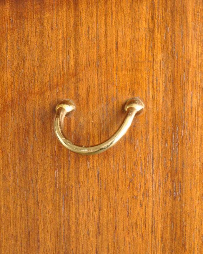 G-PLAN(Gプラン)　アンティーク家具　お洒落なトラー＆ブラックのヴィンテージサイドボード（G-plan）。デザインの一部になっている取っ手取っ手のデザインもシンプルかつ機能的に。(k-2333-f)