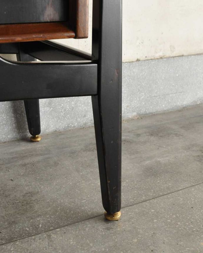 G-PLAN(Gプラン)　アンティーク家具　お洒落なトラー＆ブラックのヴィンテージサイドボード（G-plan）。スッキリとした脚の裏には…Handleの家具の脚裏にはフェルトキーパーをお付けしています。(k-2333-f)