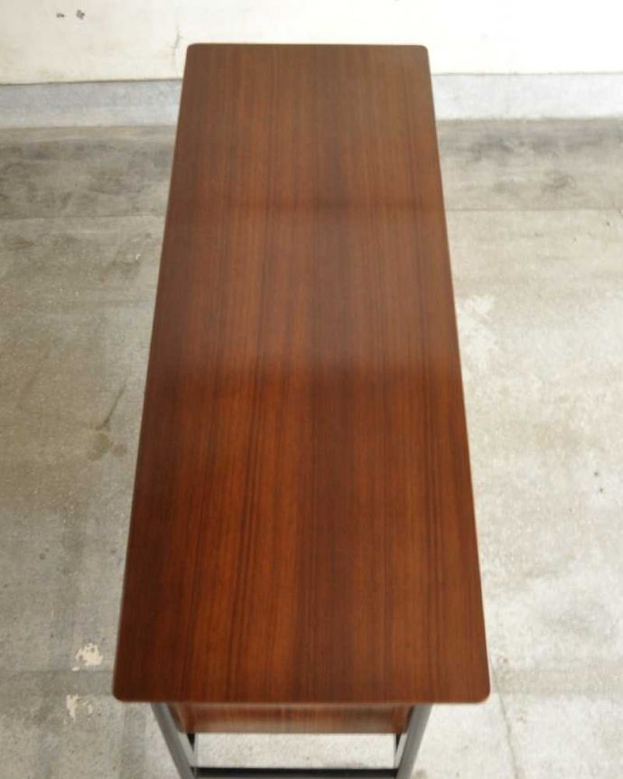 G-PLAN(Gプラン)　アンティーク家具　お洒落なトラー＆ブラックのヴィンテージサイドボード（G-plan）。天板の塗装もキレイに仕上げましたヴィンテージの家具は修復方法が様々。(k-2333-f)