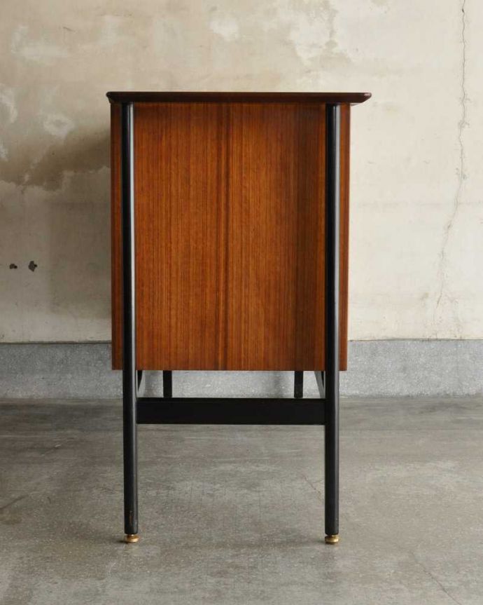 G-PLAN(Gプラン)　アンティーク家具　お洒落なトラー＆ブラックのヴィンテージサイドボード（G-plan）。横から見てもスッキリどこから見てもスッキリとしてステキなヴィンテージ。(k-2333-f)