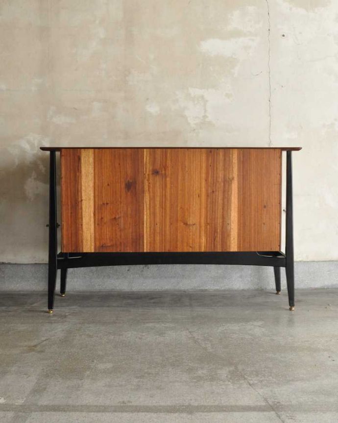 G-PLAN(Gプラン)　アンティーク家具　お洒落なトラー＆ブラックのヴィンテージサイドボード（G-plan）。もちろん後ろ姿もキレイですビンテージは新品ではないので、もちろん経年変化によるキズはあります。(k-2333-f)