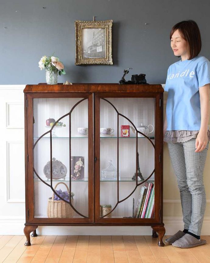 アンティークのキャビネット　アンティーク家具　英国の素敵なアンティーク家具、木製のガラスキャビネット。おススメNo.1のアンティーク家具もともとチャイナキャビネットとして陶器を見せながら収納するために造られたガラスの扉のキャビネット。(k-2334-f)