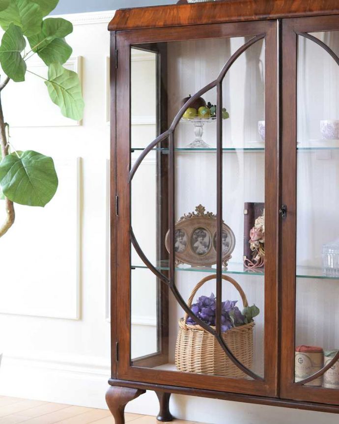 アンティークのキャビネット　アンティーク家具　英国の素敵なアンティーク家具、木製のガラスキャビネット。ガラス越しに見るお気に入りの美しさ…光をたっぷり取り入れてくれるガラス扉と棚板。(k-2334-f)