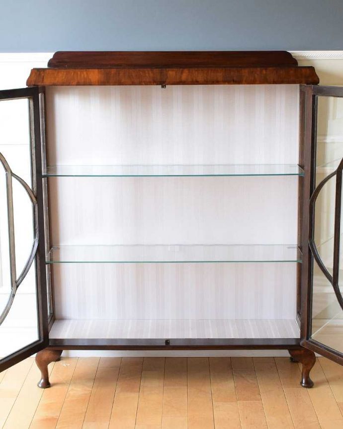 アンティークのキャビネット　アンティーク家具　英国の素敵なアンティーク家具、木製のガラスキャビネット。扉を開けて中を見てみましょう職人がキレイに修復して、背板も新しい生地に張替えました。(k-2334-f)