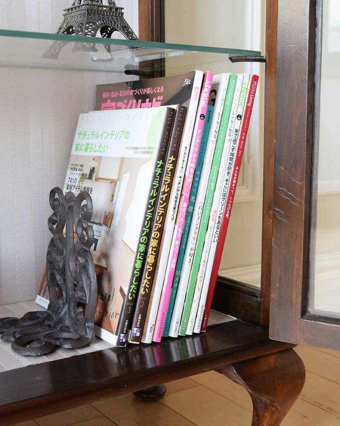 アンティークのキャビネット　アンティーク家具　英国の素敵なアンティーク家具、木製のガラスキャビネット。扉の中は収納たっぷりA4サイズの雑誌までしっかり収納出来ちゃう大きさ。(k-2334-f)