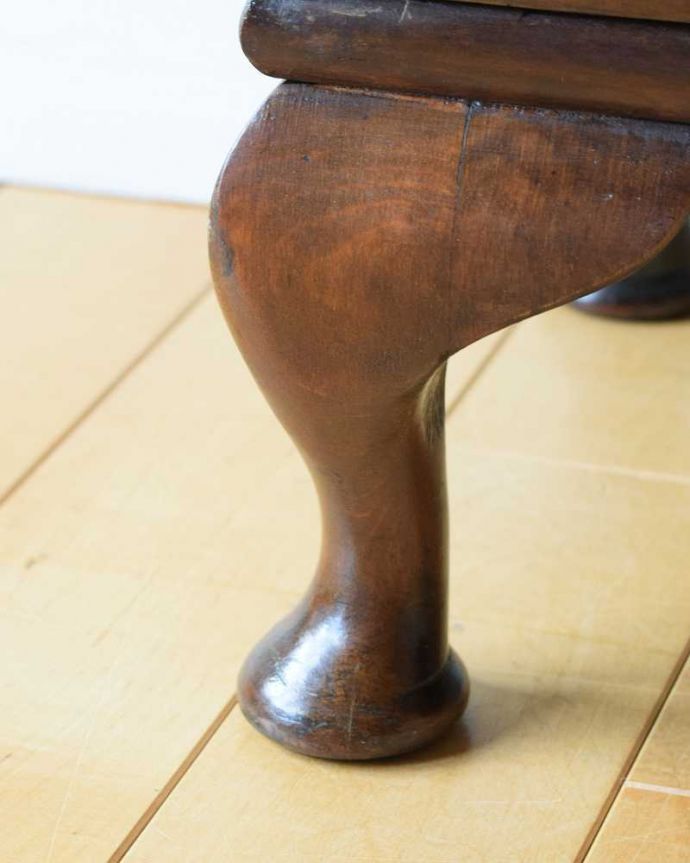 アンティークのキャビネット　アンティーク家具　英国の素敵なアンティーク家具、木製のガラスキャビネット。女性１人でもラクラク運べちゃうんですHandleのアンティークは脚の裏にフェルトキーパーをお付けしています。(k-2334-f)