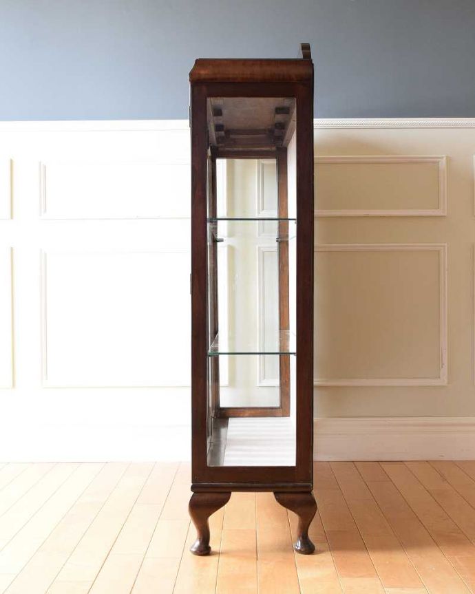 アンティークのキャビネット　アンティーク家具　英国の素敵なアンティーク家具、木製のガラスキャビネット。横から見てもステキ横から見るとこんな感じ。(k-2334-f)
