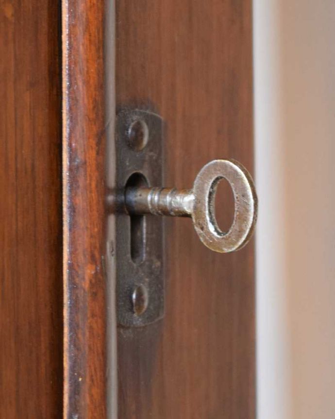 アンティークのキャビネット　アンティーク家具　英国の素敵なアンティーク家具、木製のガラスキャビネット。開ける度にワクワク･･･ カギを使って扉を開ける度に、まるで宝箱を開けるみたいです。(k-2334-f)