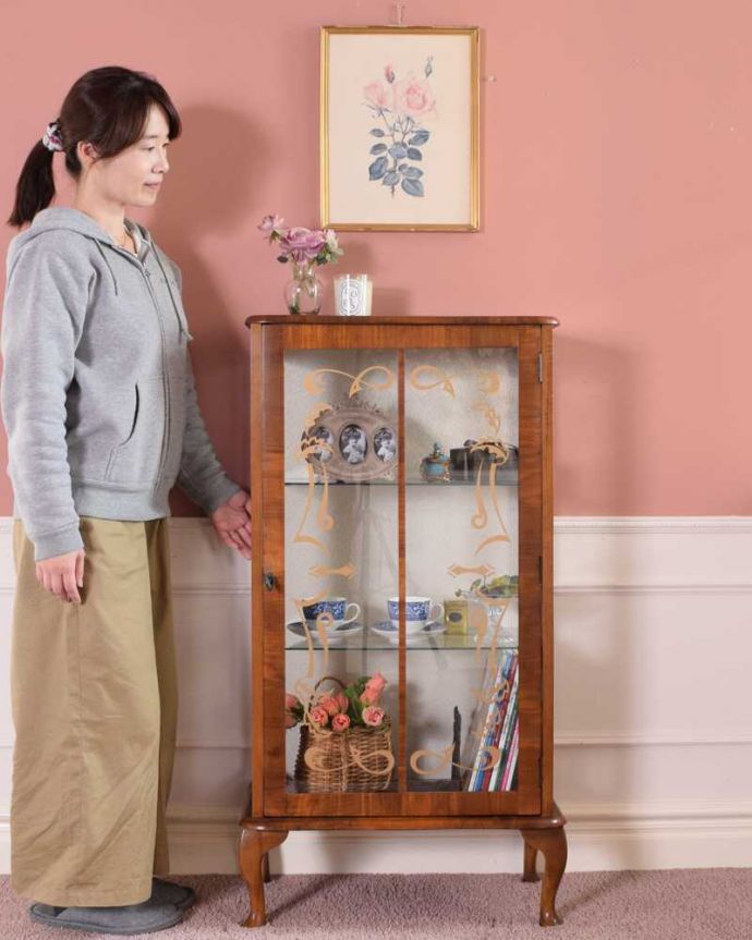 アンティークのキャビネット　アンティーク家具　高級感のあるイギリス家具、上品なアンティークのガラスキャビネット。どこにでも置けちゃうサイズが魅力のキャビネットちょっとしたスペースがあればどこにでも置けちゃうコンパクトサイズのガラスキャビネット。(k-2335-f)