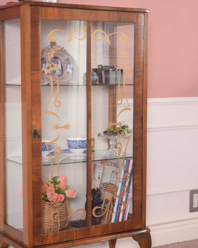 アンティークのキャビネット　アンティーク家具　高級感のあるイギリス家具、上品なアンティークのガラスキャビネット。ガラス越しに中をのぞいてみると･･･中に入れたものが、なんだかちょっと高級に見えちゃうんです。(k-2335-f)