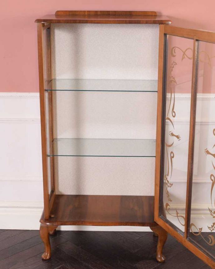 アンティークのキャビネット　アンティーク家具　高級感のあるイギリス家具、上品なアンティークのガラスキャビネット。扉を開けると、中はこんな感じです職人が背板の生地を新しいもので張り替えてキレイに修復して仕上げました。(k-2335-f)