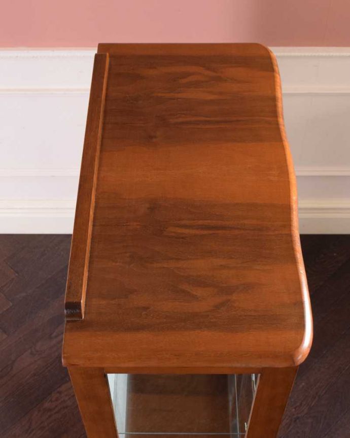 アンティークのキャビネット　アンティーク家具　高級感のあるイギリス家具、上品なアンティークのガラスキャビネット。上から形を見てみましょうキャビネットの形はこんな感じです。(k-2335-f)