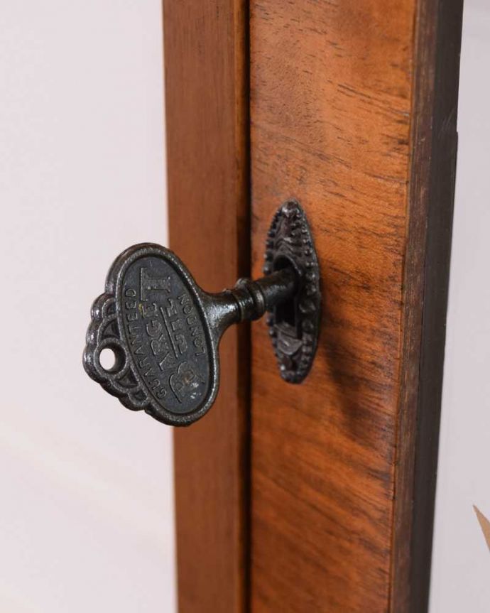 アンティークのキャビネット　アンティーク家具　高級感のあるイギリス家具、上品なアンティークのガラスキャビネット。開ける度にワクワクアンティークらしくカギが取っ手の代わり。(k-2335-f)