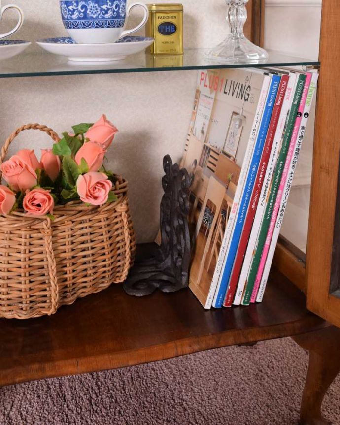 アンティークのキャビネット　アンティーク家具　高級感のあるイギリス家具、上品なアンティークのガラスキャビネット。扉の中は収納たっぷりA4サイズの雑誌までしっかり収納出来ちゃう大きさ。(k-2335-f)