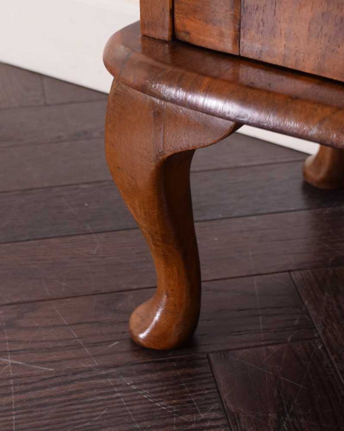 アンティークのキャビネット　アンティーク家具　高級感のあるイギリス家具、上品なアンティークのガラスキャビネット。女性1人でラクラク運べちゃう仕掛けHandleのアンティークは、脚の裏にフェルトキーパーをお付けしています。(k-2335-f)