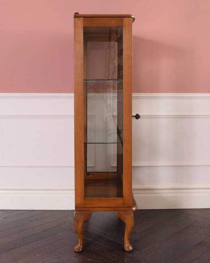 アンティークのキャビネット　アンティーク家具　高級感のあるイギリス家具、上品なアンティークのガラスキャビネット。横から見ると･･･横面もガラス。(k-2335-f)